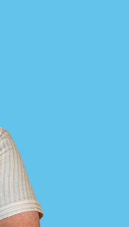 Een jongen heeft zijn hand bij zijn kin en denkt na 