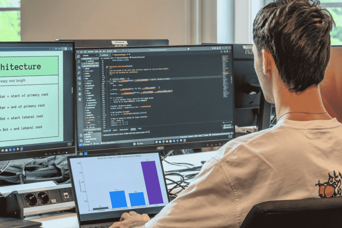 jongen verwerkt data op een computerscherm