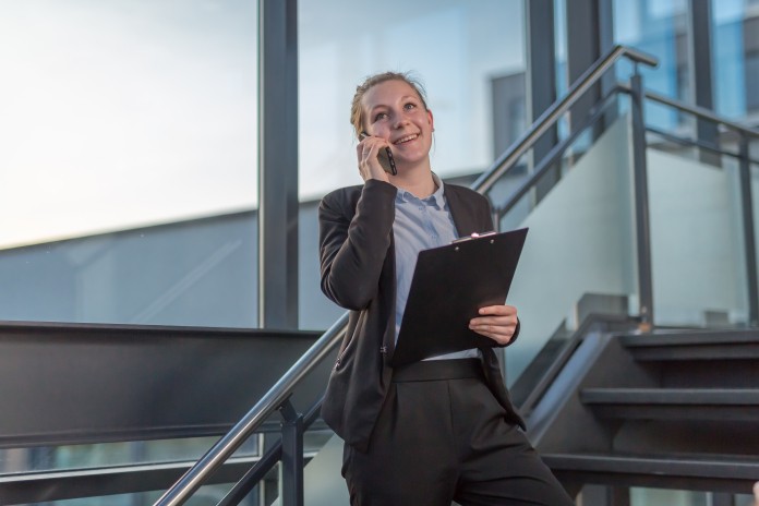 Student die op een luchthaven werkt.