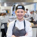 Portretfoto van Jasmijn in een keuken