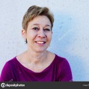 Portretfoto van een lachende oude vrouw