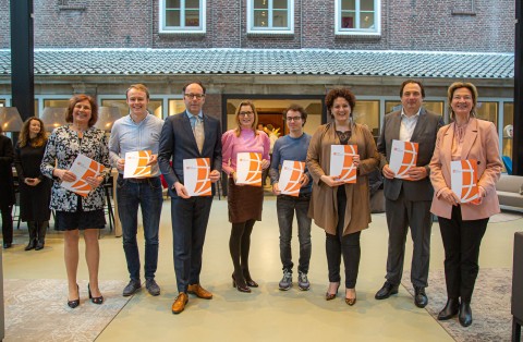 gedeputeerde Martijn van Gruijthuijzen, BUas bestuursvoorzitter Jorrit Snijder en Carla Kranenborg, wethouder Economische Zaken na de ondertekening