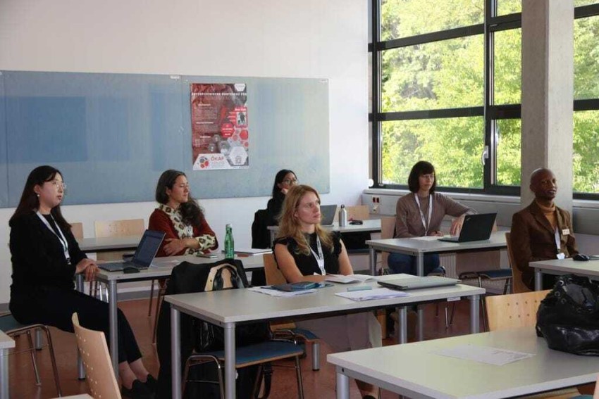 Studenten luisteren naar een uitleg in een klaslokaal