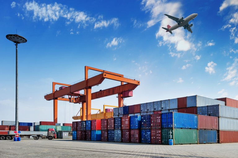 Containers met goederen die je kunt tegenkomen tijdens je logistiek management opleiding