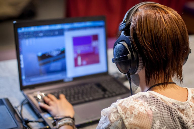 Opleidingen - Bachelor Media - meisjes achter laptop met koptelefoon