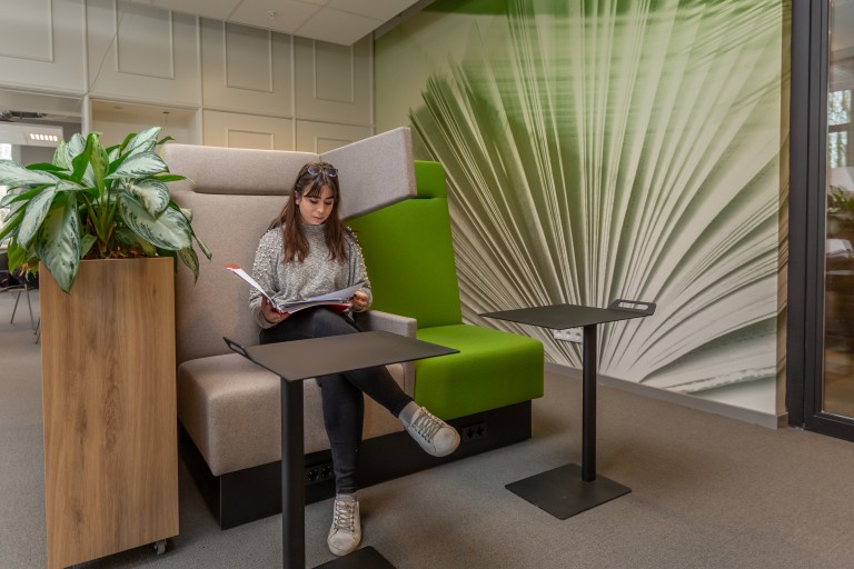 Student bladert door papieren in map