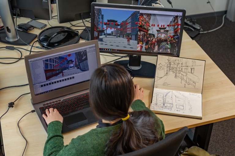 Een student ontwerpt een game op verschillende schermen