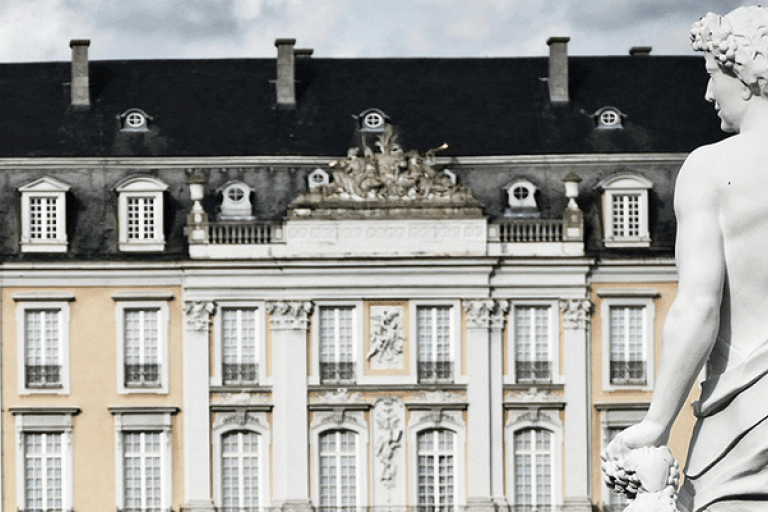 Een museum met een standbeeld buiten