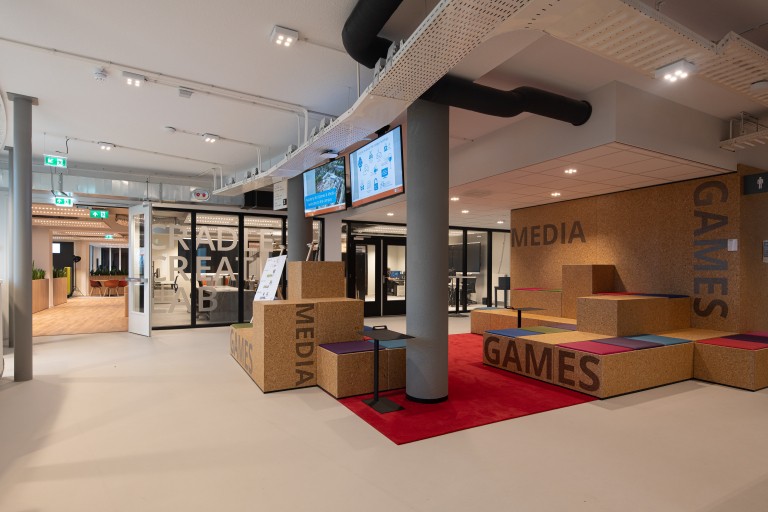 Banken met tafels in een BUas gebouw