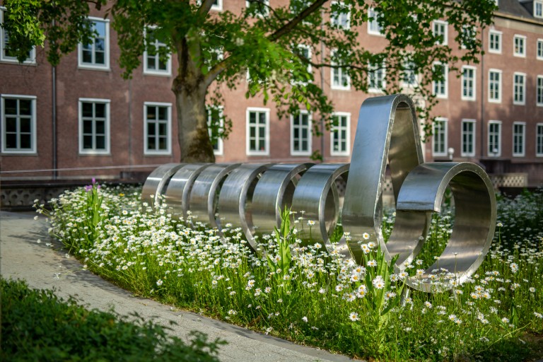 Een kunstwerk in de tuin op de BUas campus