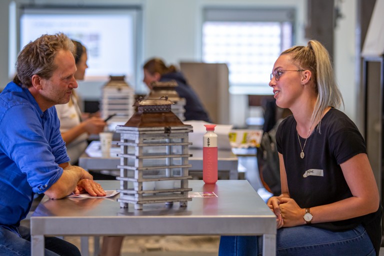 Een docent en student zijn in gesprek