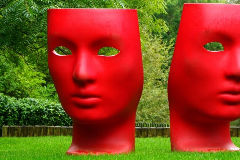 Een kunstwerk in het gras