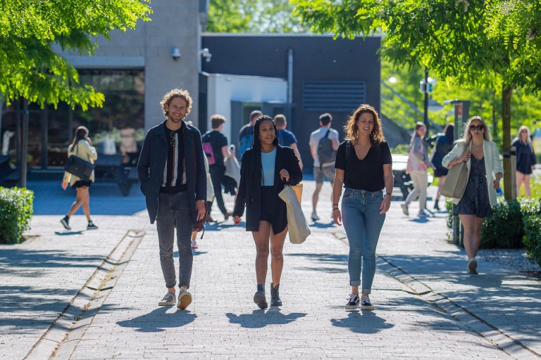 Studenten lopen buiten op de BUas campus