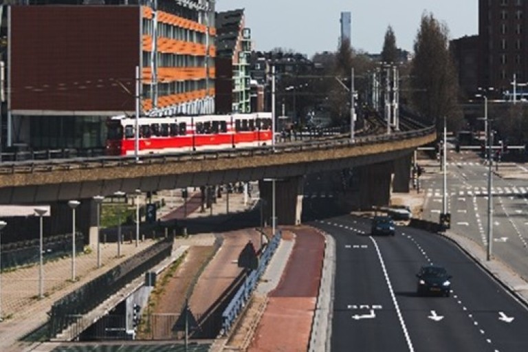 Veel wegen die bij elkaar komen in een drukke stad