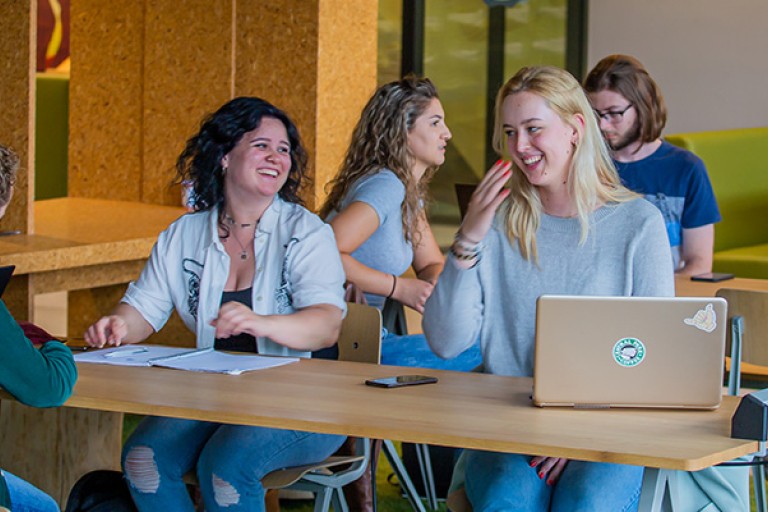 Een groepje studenten met een laptop