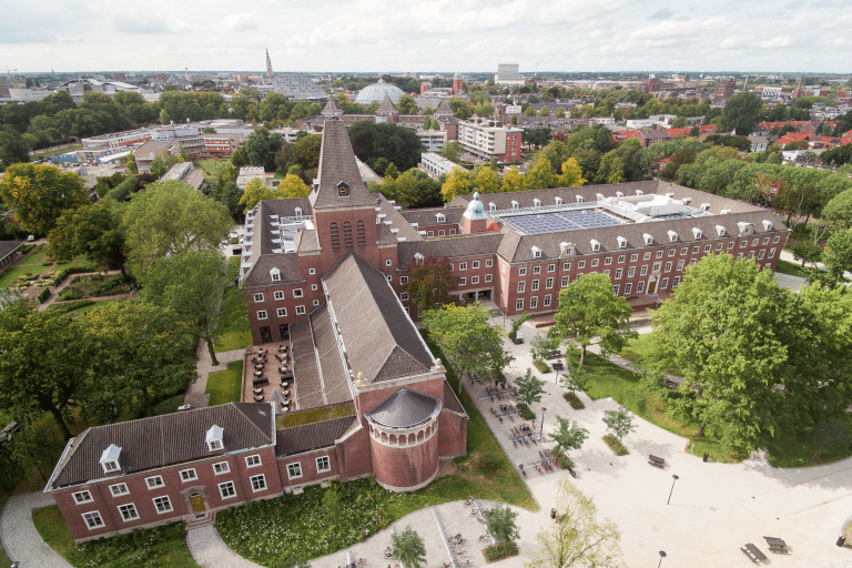 Een luchtfoto van de BUas campus