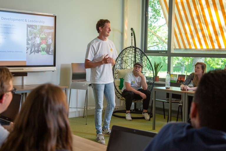 Studenten en een docent in een les