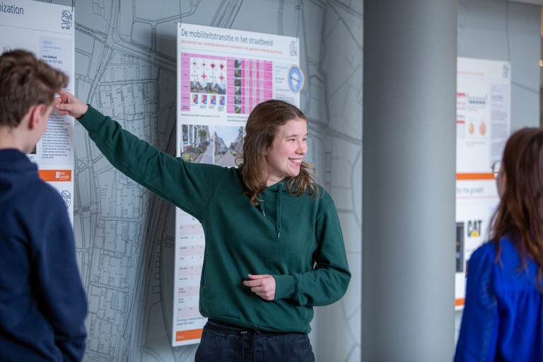 Een student presenteert voor medestudenten