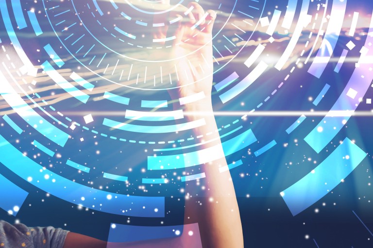 Een vrouw kijkt vol verwondering door een VR-bril