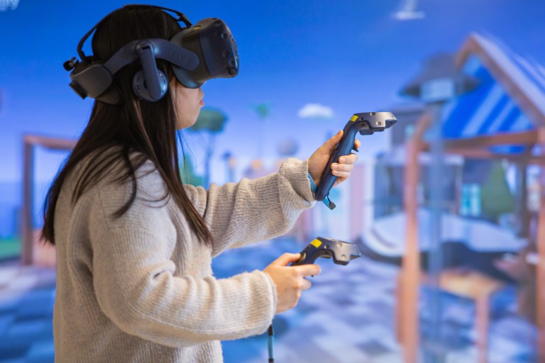 Een meisje speelt een spel met een VR-bril op