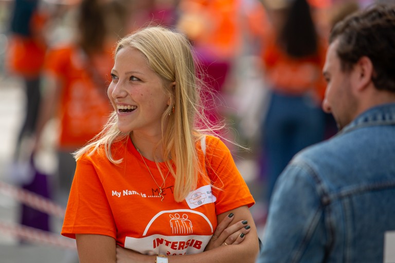 Een lachende BUas student tijdens de introductiedagen