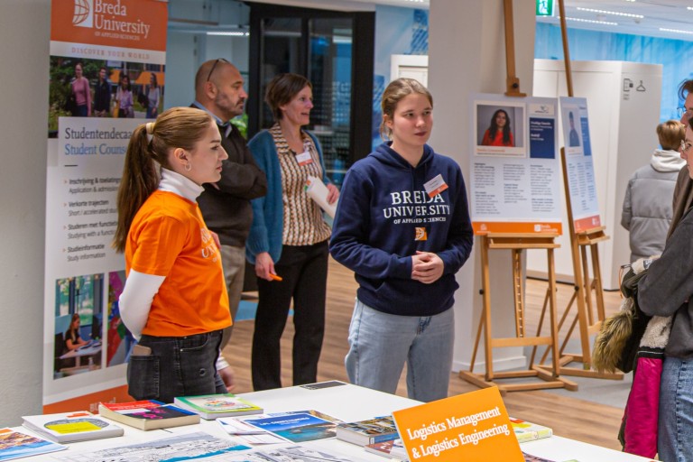 Ouders en studiekiezers praten met studenten op de open dag
