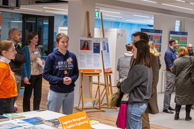 Ouders en studiekiezers praten met studenten op de open dag