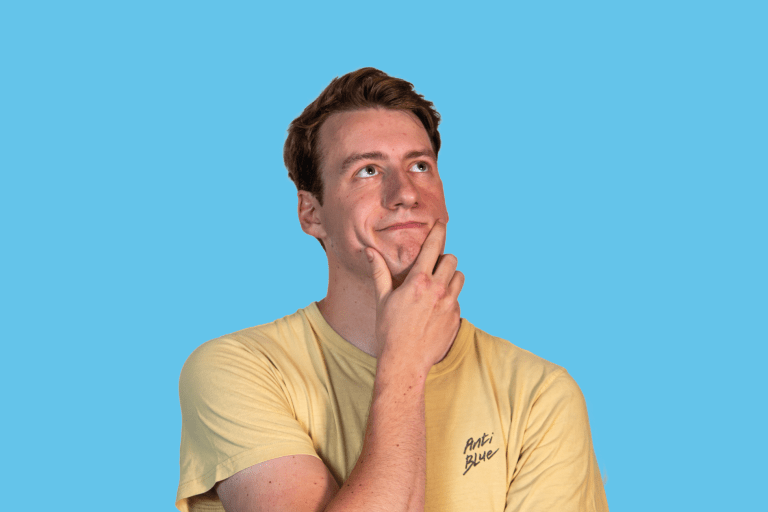 Een twijfelende jongen houdt zijn hand bij zijn kin