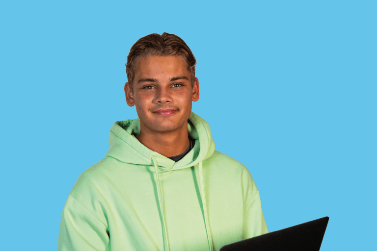 Een jongen houdt een laptop vast
