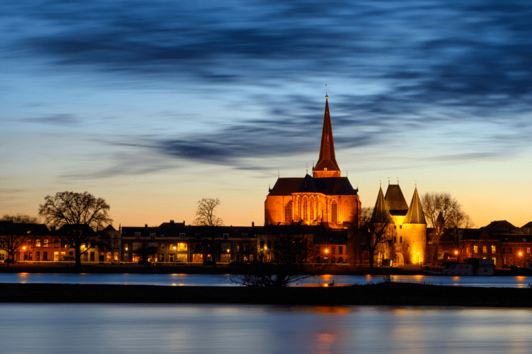 Een stad met een kerk aan het water in de avond