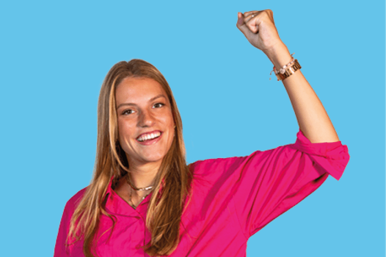 Een meisje houdt haar arm met een vuist in de lucht