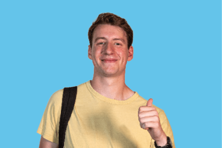 Een jongen steekt zijn duim omhoog