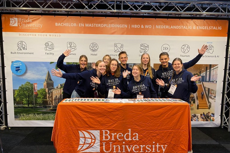 BUas studenten staan bij de BUas stand op een beurs