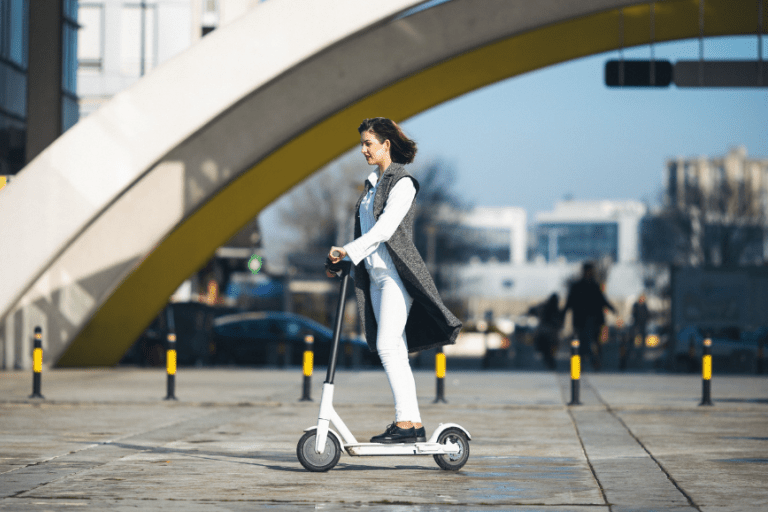 Een vrouw rijdt op een elektrische step 