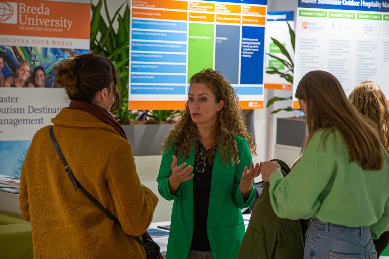 Studiekiezers praten met een docent op de masters open dag