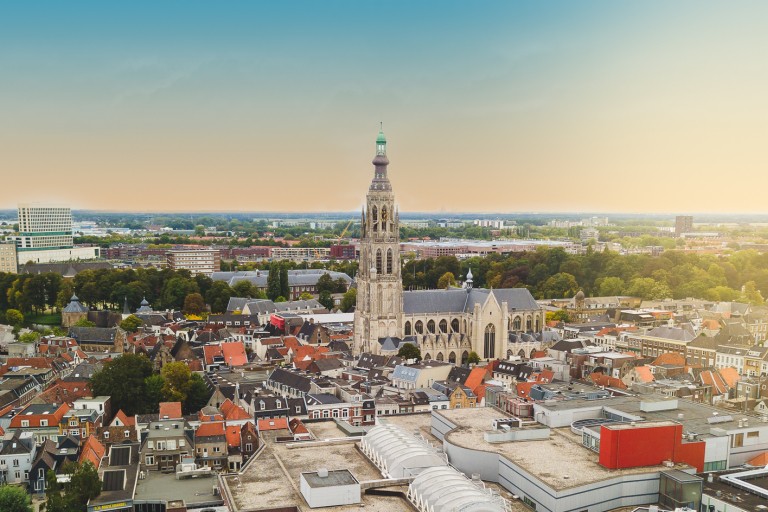 Luchtfoto van Breda met de Grote Kerk