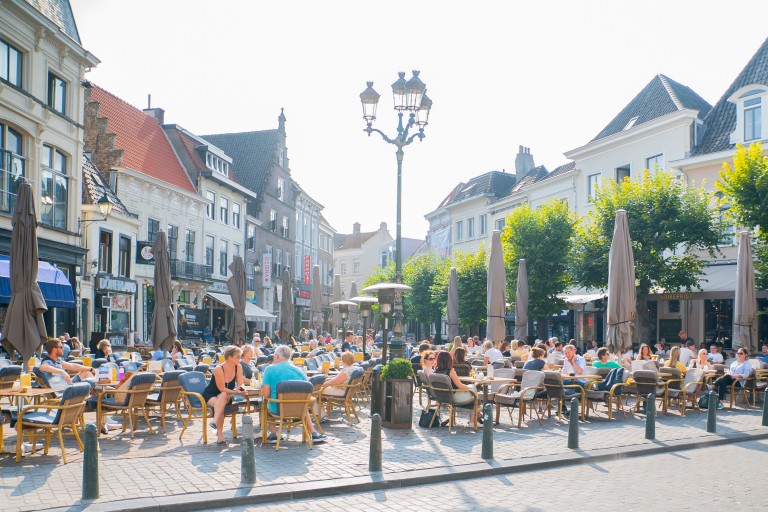 Een groot terras op een plein in het centrum van Breda