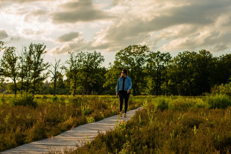 Een vrouw loopt door het bos in Breda