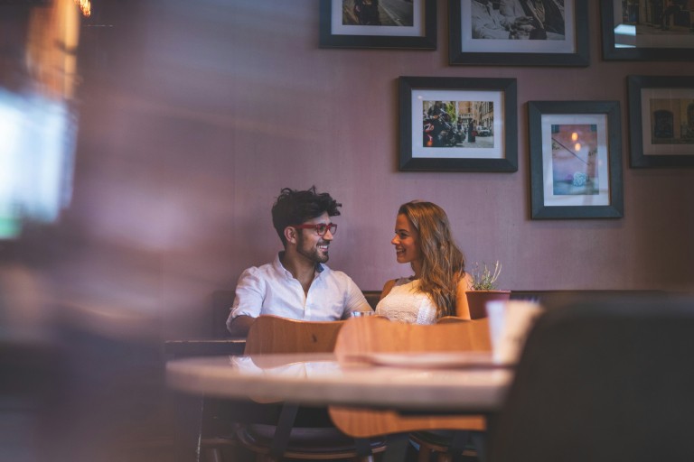 Een man en een vrouw zitten samen in een restaurant 