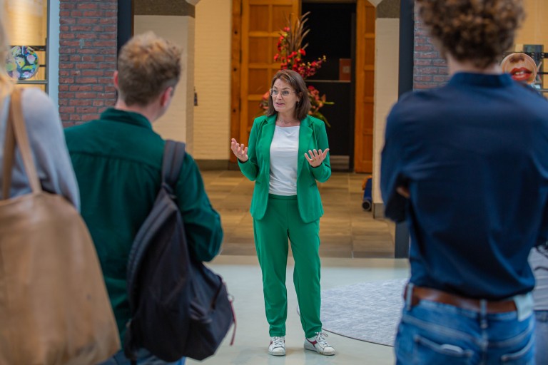 Een vrouw presenteert voor studiekiezers
