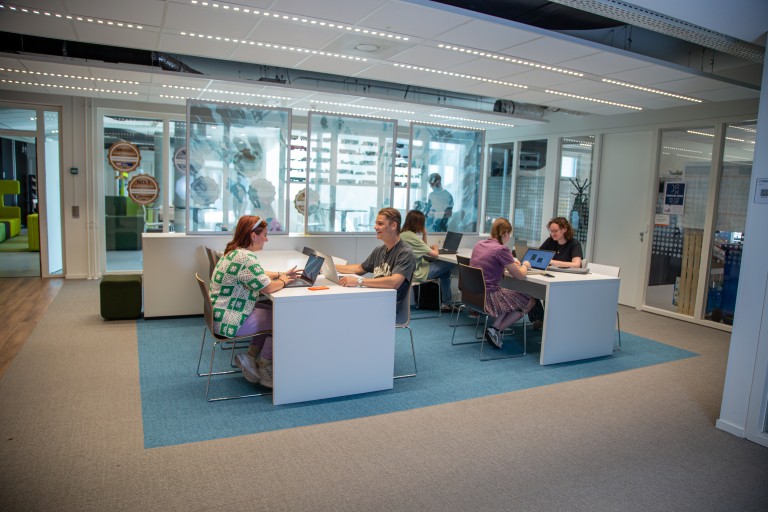 Studenten werken op hun laptops 