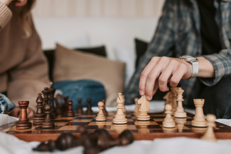 Twee mensen spelen een potje schaken