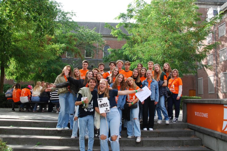 Groepsfoto van lachende studenten op de BUas campus