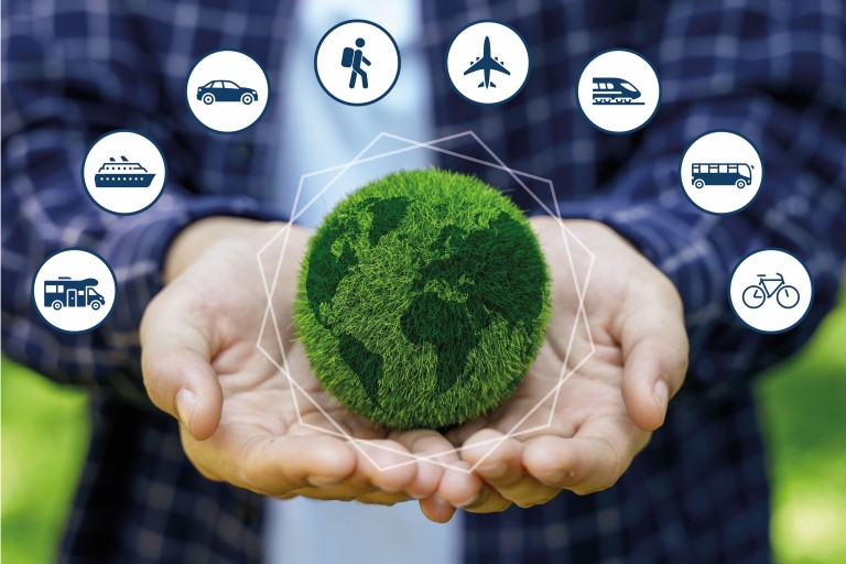 Twee handen houden een groene wereldbol vast