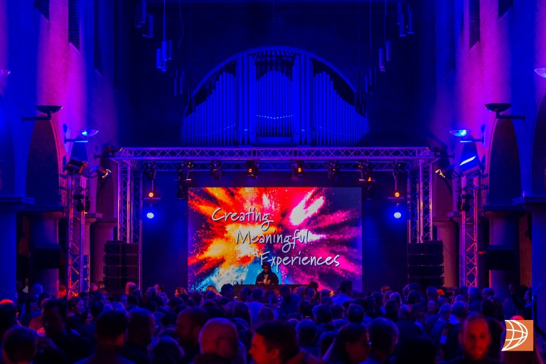 Een groot feest met een dj in een BUas gebouw