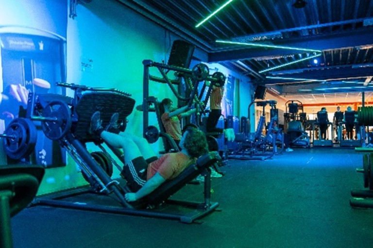 Studenten sporten in een sportschool