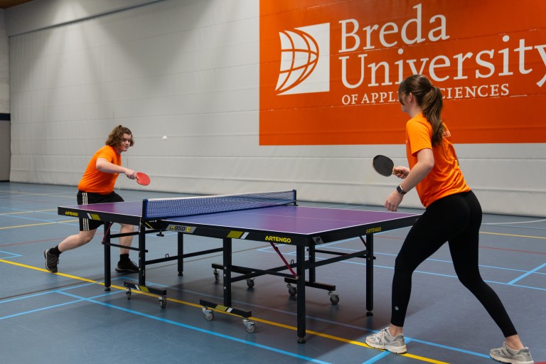 Twee studenten spelen tafeltennis