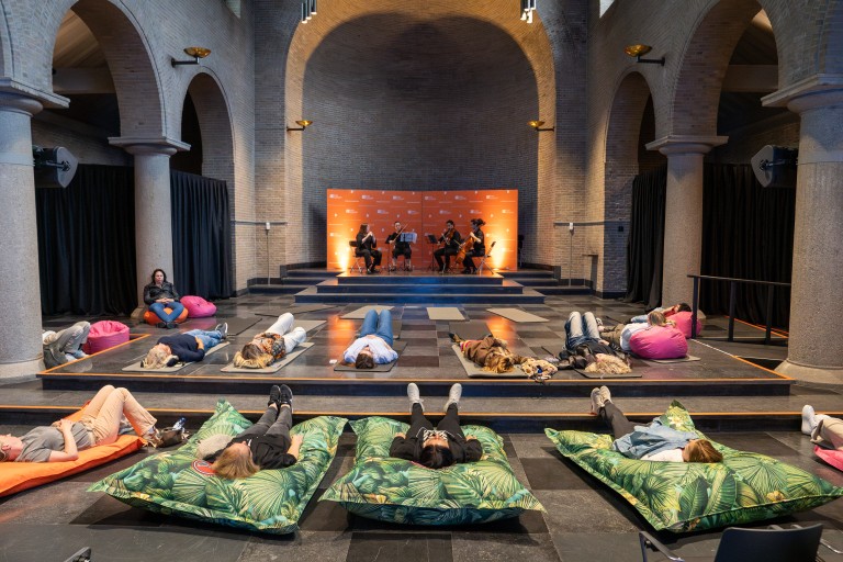 Studenten liggen op de grond tijdens een muziekoptreden