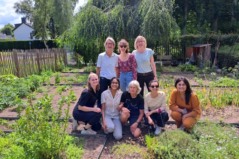 Groepsfoto van de Gardening Club in de BUas moestuin