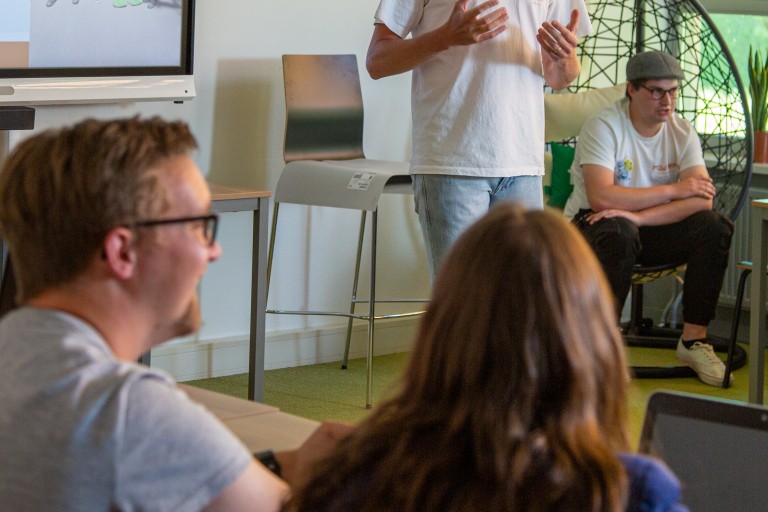 Een docent geeft uitleg aan een klas